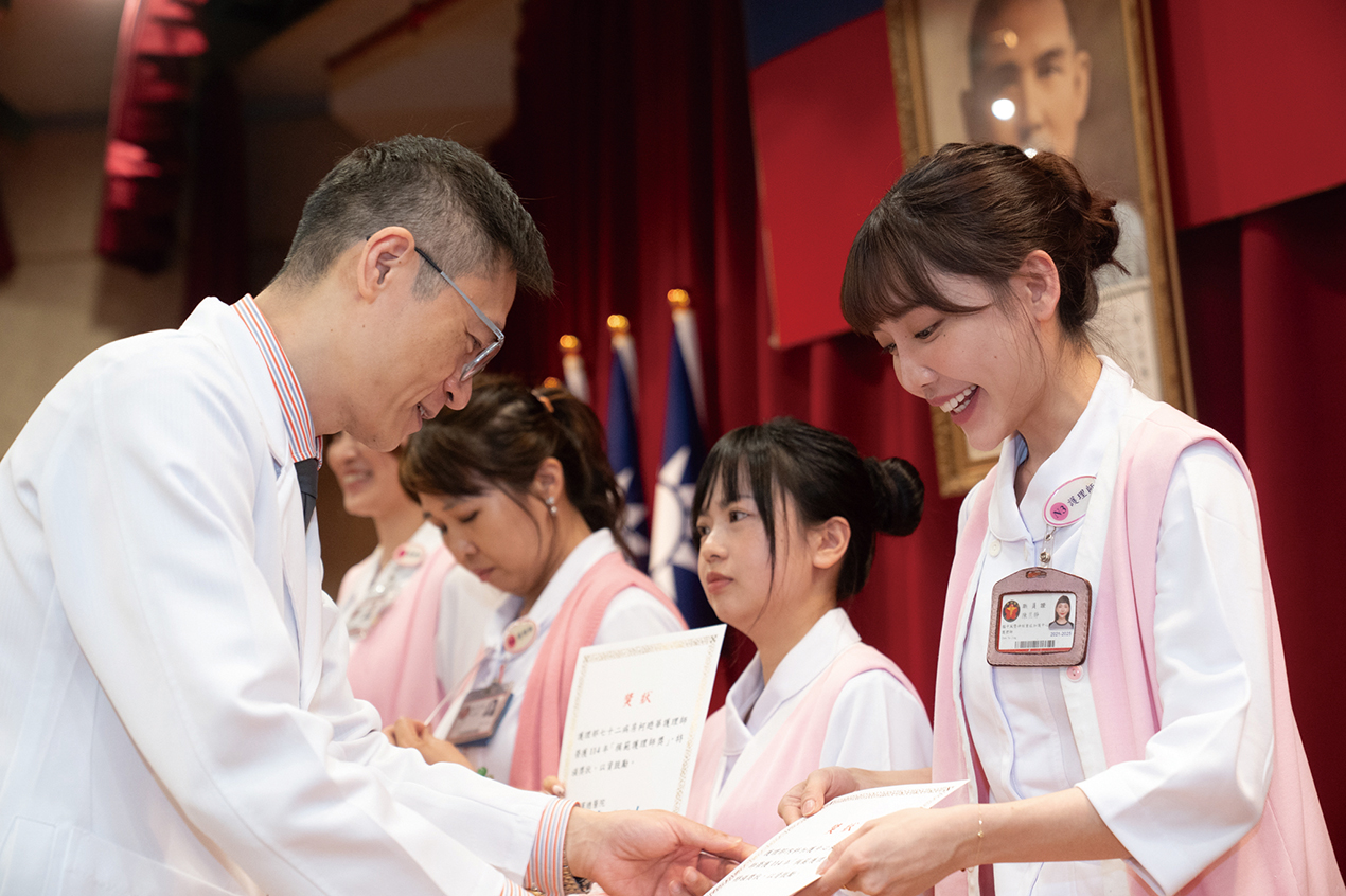 執行官彭忠衎頒發模範護理師獎